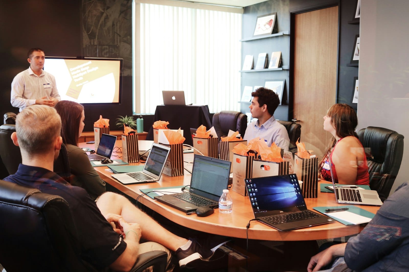 Team in Besprechung mit Laptops