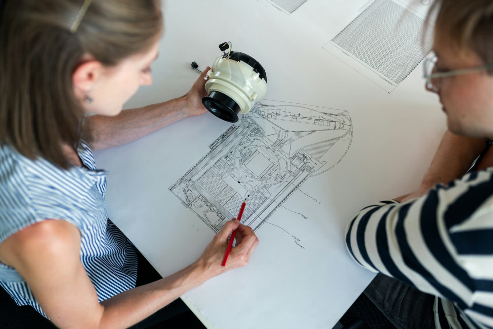 Schreiner in seiner Werkstatt