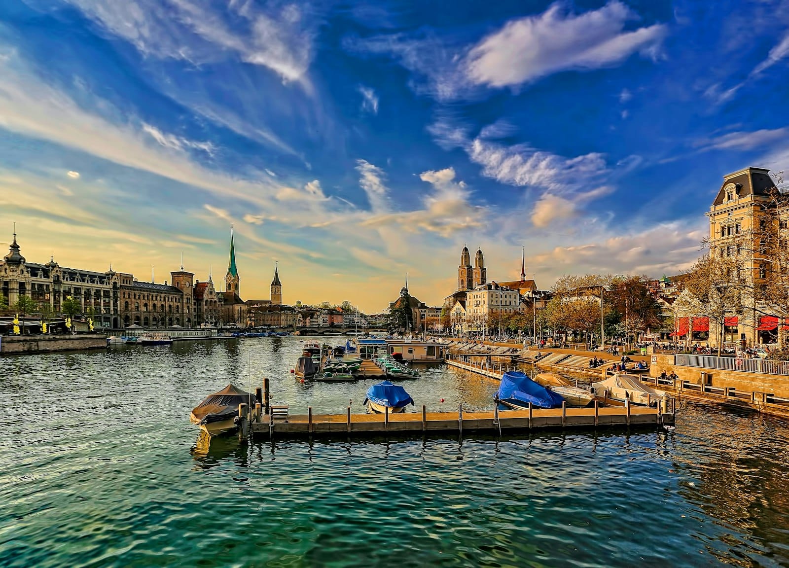 Stadt Zürich mit Limmat und Grossmünster